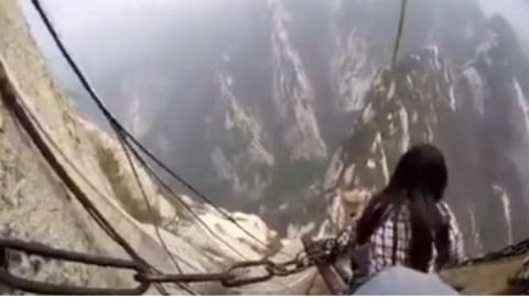 华山的长空栈道…… 吓到腿软